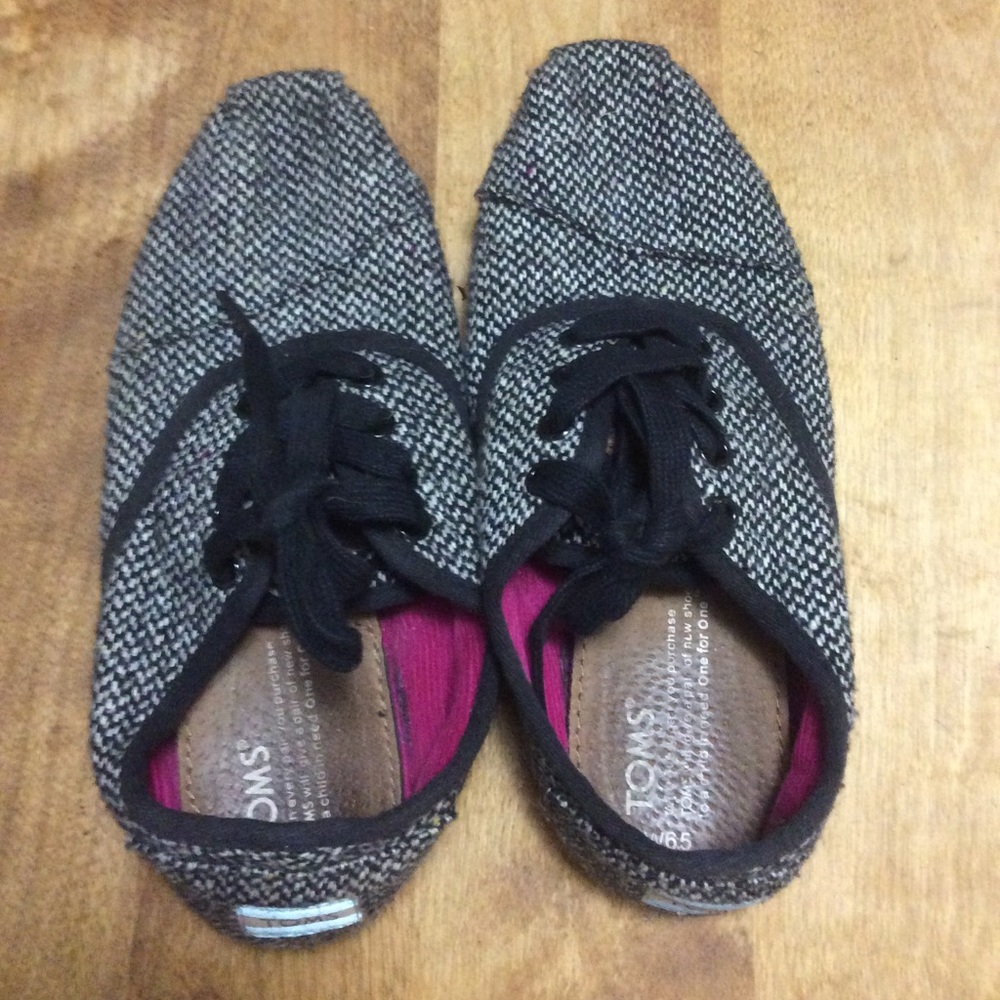 TOMS lace up shoes, 6.5